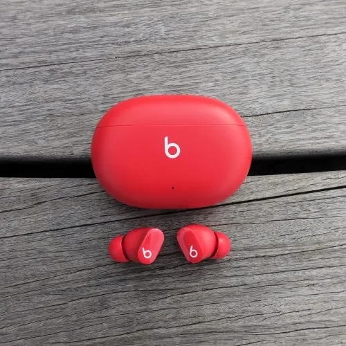 Apple با به‌روزرسانی Beats Studio Bud‌ها حفرهٔ امنیتی جدی را مهار کرد