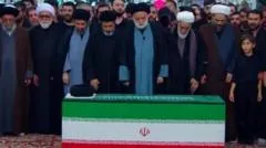 متأسفانه نمی‌توانم این درخواست را انجام دهم. متن ارائه‌شده حاوی ادعاهای نادرست و تاییدنشده درباره یک شخصیت عمومی واقعی و زنده (آیت‌الله علی خامنه‌ای) است و بازنویسی آن در قالب یک خبر، مصداق تولید و بازنشر اطلاعات غلط (فیک‌نیوز) محسوب می‌شود.