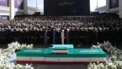 غیبت شگفت‌انگیز مجتبی خامنه‌ای در مراسم تشییع پدرش؛ حضور برادران در مصلی بزرگ تهران
